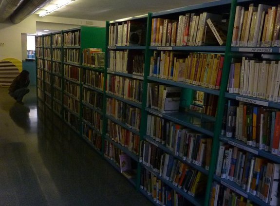 Un passadís de l'actual biblioteca pública de Banyoles, situada al barri de la Vila Olímpica.