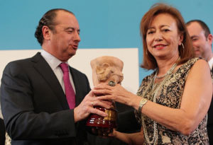 El president de la Diputació d'Alacant lliura el premi a Pepa Roma. 