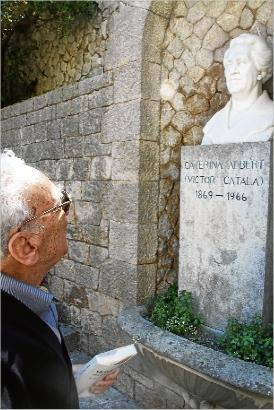 Fotografia de Lluís Albert contemplant el bust de la seva tieta.