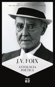 Fotografia de J. V. Foix en la portada d'un llibre seu.
