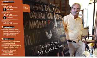 Imatge de Jaume Cabré al costat de la portada del seu llibre.