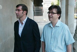 Javier Cercas (dreta) i l'advocat Carles Monguilod, l'any 2005, quan una pitonissa es va querellar contra l'escriptor per veure's retratada a ‘Soldados de Salamina'.