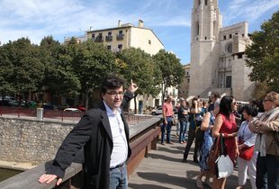 Fotografia de Javier Cercas a davant de Sant Fèlix de Girona.