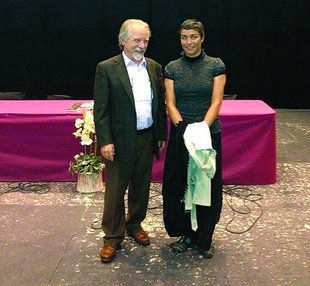 Fotografia de la guanyadora, Esther Blanco, acompanyada de l'escriptor i editor Jordi Albertí.