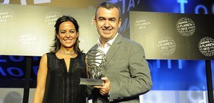 Imatge de Lorenzo Silva, guanyador del premi Planeta, i Mara Torres, finalista, ahir al vespre, durant la recepció del guardó.