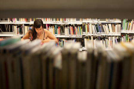 Imatge d'una usuària, en una biblioteca de Tarragona.