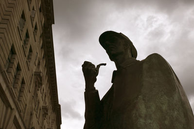 Londres ha dedicat una escultura al detectiu al carrer on vivia amb el seu inseparable Watson.