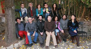 Fotografia dels membres del col·lectiu Teories de la Inspiració, organitzador del festival, i alguns dels poetes i músics invitats, ahir als Jardins de la Mercè.