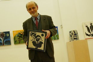 Fotografia de Miquel Plana, el 2005, durant una exposició d'obra seva a la Fundació Valvi.