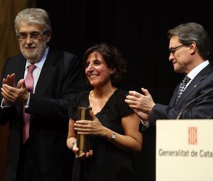 Imatge de la guanyadora, Sílvia Soler, amb el premi, acompanyada pel president Artur Mas i José Manuel Lara.