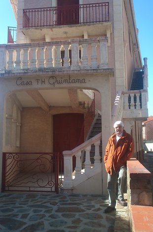 Fotografia de Xavier Febrés davant la casa Quintana de Cotlliure, on va morir Antonio Machado.