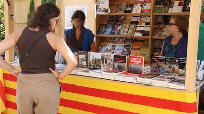 Imatge d'una paradeta de la Setmana del Llibre en català.