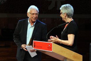 Imatge de Raimon, després de rebre el Premi d'Honor de les Lletres Catalanes de mans de Muriel Casals.
