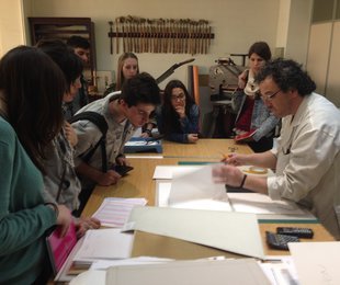 Imatge d'un grup d'alumnes de Grau en Disseny Gràfic treballant en la creació de la il·lustració del poemari de Teixidor.