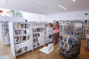 Imatge de l'interior de la Biblioteca Pública Carles Rahola de Girona.