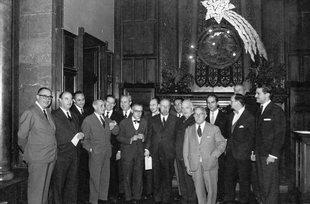 Imatge de Fages de Climent durant una lectura de nadales al Palau Güell als anys cinquanta, amb altres escriptors.