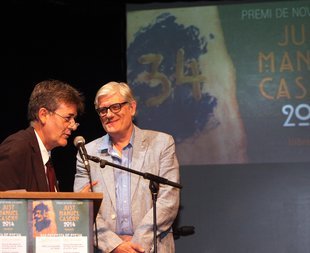 Imatge d'Antoni Carrasco durant el lliurament del premi, al costat de Guillem Terribas.