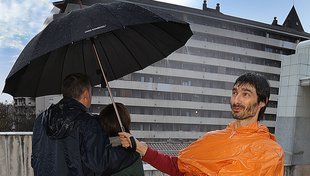 Imatge de Carles Sala, que reconeix que la pluja l'inspira, per això no l'importaria practicar l'ofici d'Aguantaparaigües.