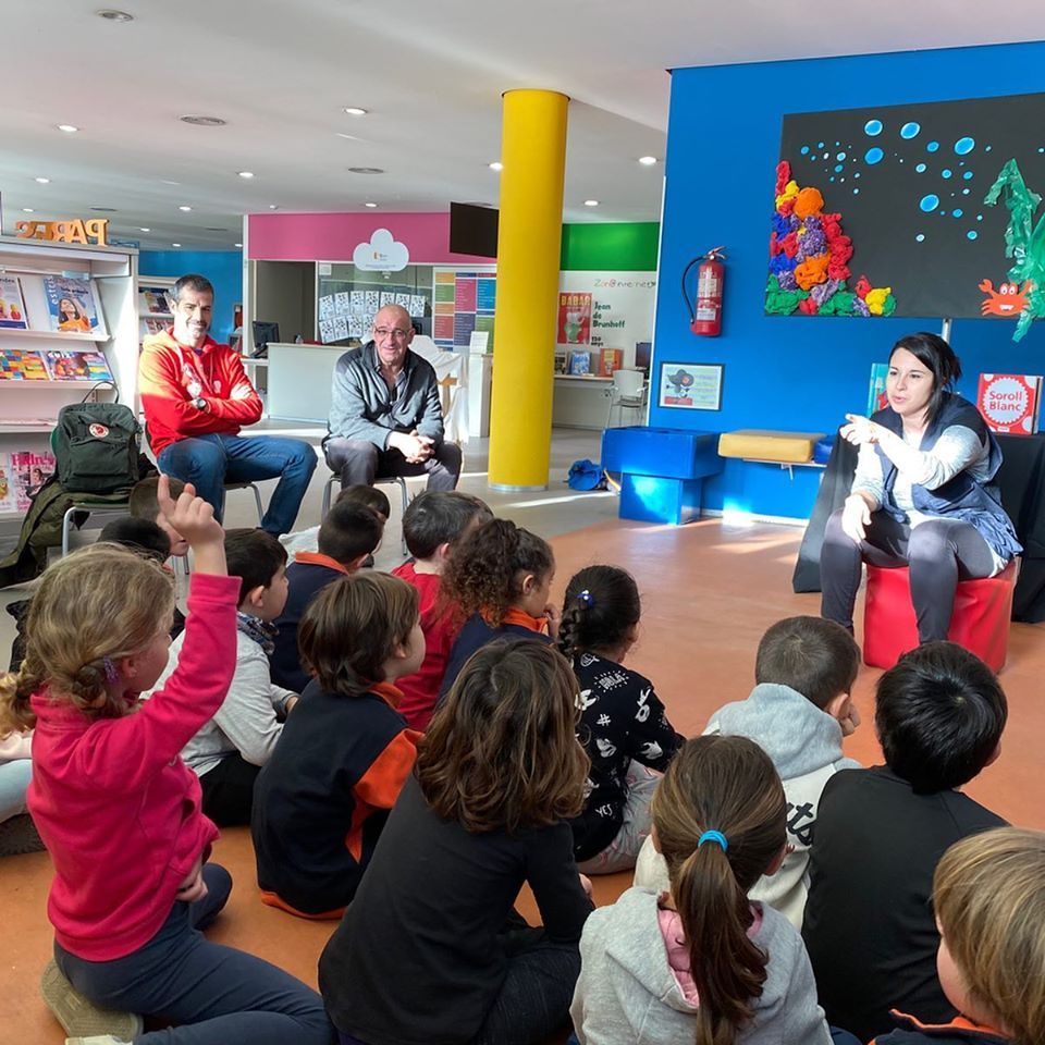 Visita escolar De què fan olor els contes? Escola Pinya de Rosa